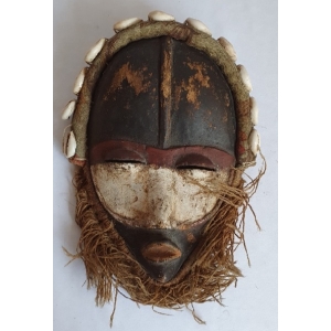 Afrikaans houten masker met schelpen en wit gezicht